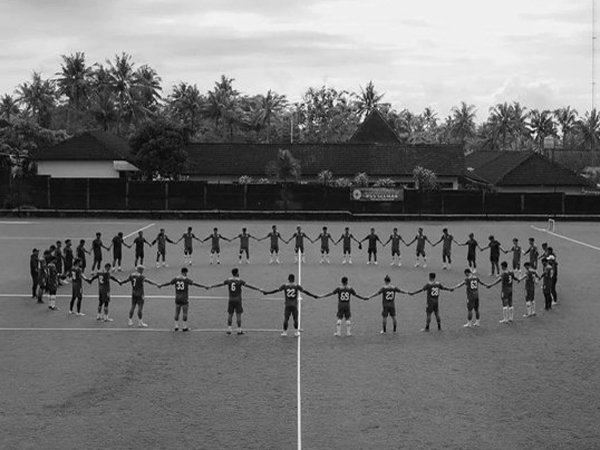 Skuat PSS Sleman mengheningkan cipta jelang berlatih