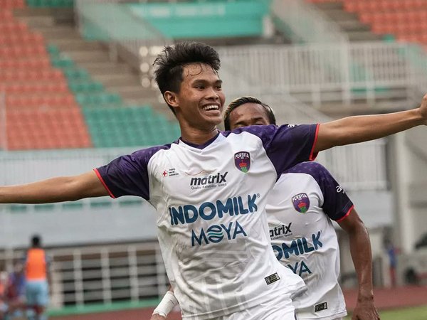Gelandang muda Persita Tangerang, Rifky Dwi Septiawan usai mencetak gol di Liga 1 musim lalu