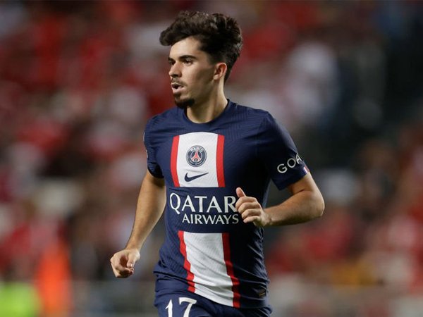 Gelandang Paris Saint-Germain, Vitinha.