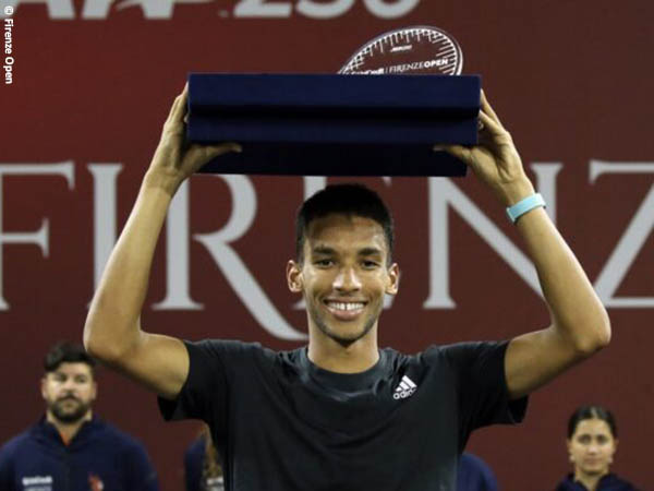 Felix Auger Aliassime angkat trofi kemenangan di Florence