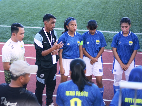 Iwan Bastian ketika memberikan instruksi kepada pemain Persib Putri (foto: Persib Official)