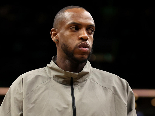 Khris Middleton terpaksa absen di awal musim karena cedera pergelangan tangan.