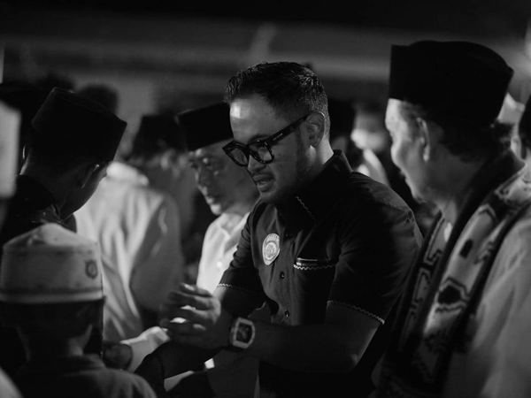 Presiden klub Arema FC, Gilang Widya Putra menyalurkan santunan kepada korban tragedi Kanjuruhan
