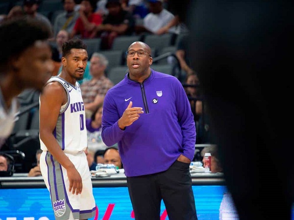 Mike Brown tak khawatir meski Kings masih nihil kemenangan.