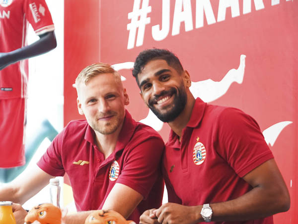 Pemain asing Persija Jakarta Abdulla Yusuf Helal dan Hanno Behrens di Persija Store