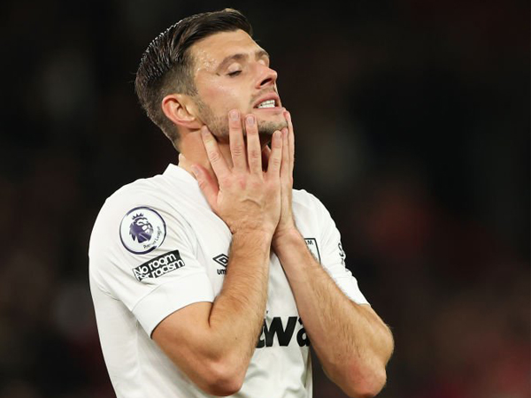 Bek sayap West Ham United, Aaron Cresswell.