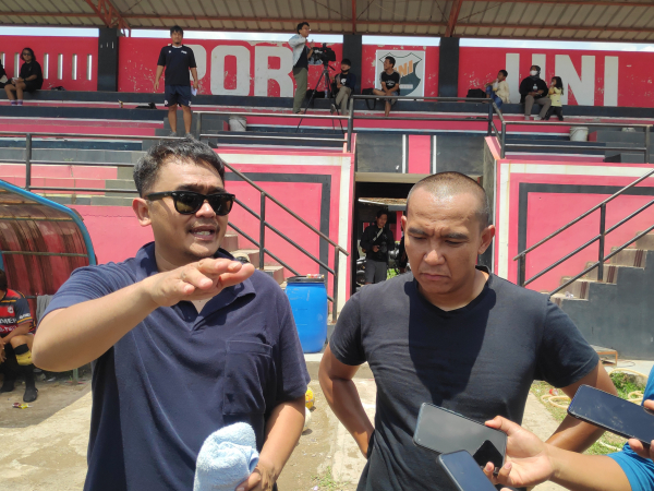 Valentino Simanjuntak dan Boy Jati Asmara ketika diwawancara soal pemugaran lapangan latihan POR UNI