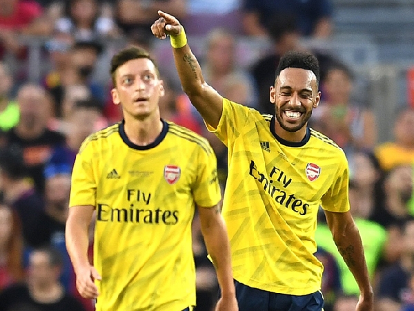 Pierre-Emerick Aubameyang (kanan) dan Mesut Ozil pernah bermain bersama di Arsenal