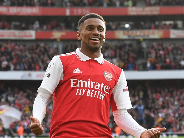 Reiss Nelson merayakan golnya ke gawang Nottingham Forest