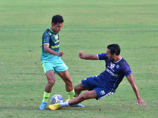 Erwin Ramdani dijegal Ezra Walian dalam game internal Persib