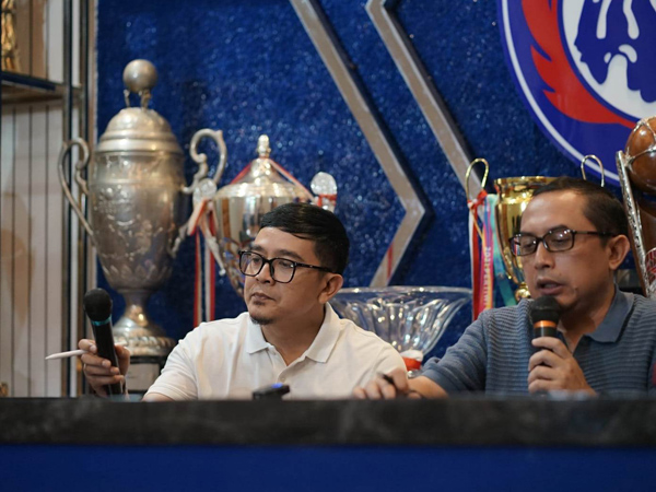 Manajemen Arema FC saat melakukan pertemuan daring dengan konsultan dari tiga negara