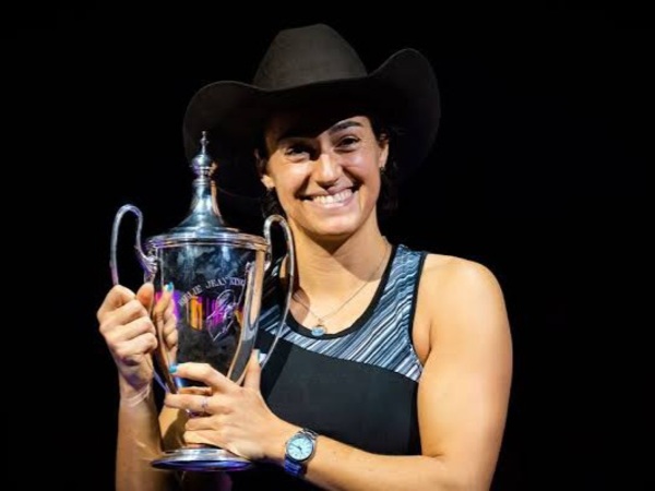 Caroline Garcia angkat trofi kemenangan WTA Finals