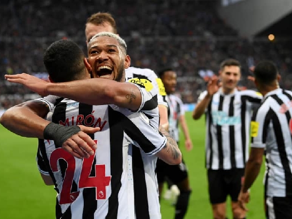 Newcastle United membuntuti Arsenal dan Manchester City