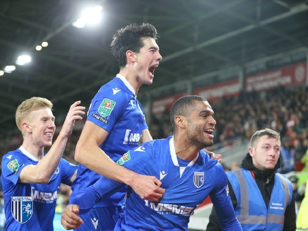 Elkan Baggott membantu Gillingham mengalahkan Brentford di Carabao Cup