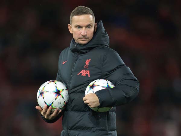 Lijnders Tegaskan Buku yang Dirilisnya Tidak Bantu Rival Liverpool