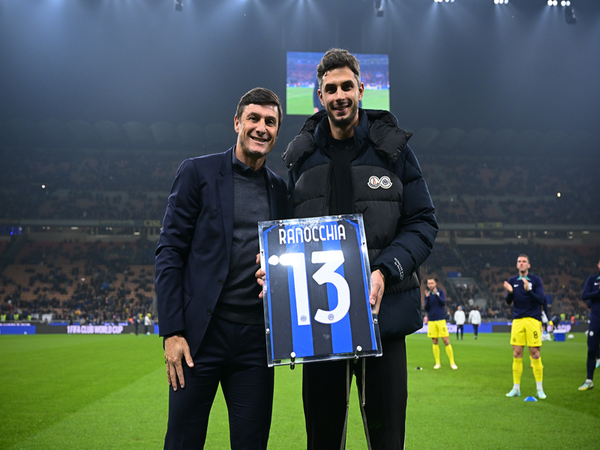 Andrea Ranocchia mendapatkan plakat jersey spesial dari Javier Zanetti, sebagai penghargaan atas karier 12 tahunnya bersama Inter Milan / via Getty Images