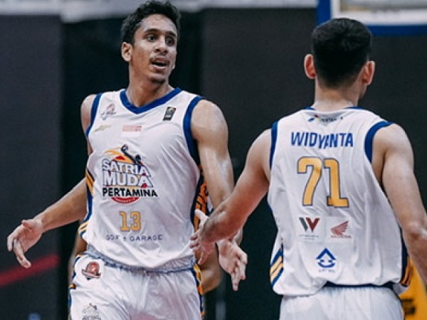 Pemain Satria Muda Pertamina Jakarta, Ali Bagir dan Widyanta Putra Teja. (Images: IBL)