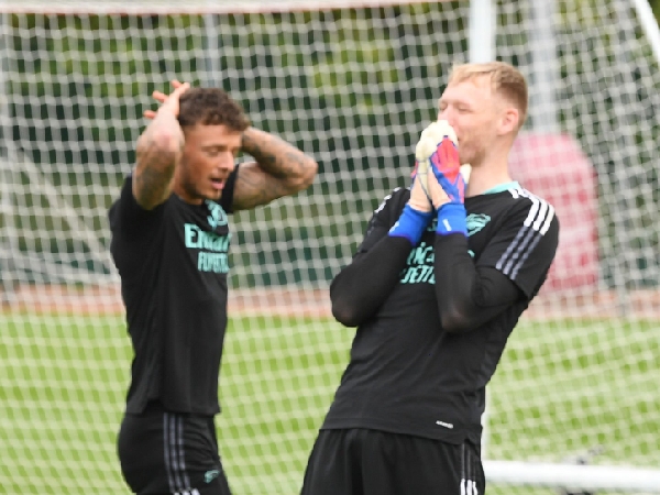 Aaron Ramsdale (kanan) dan Ben White