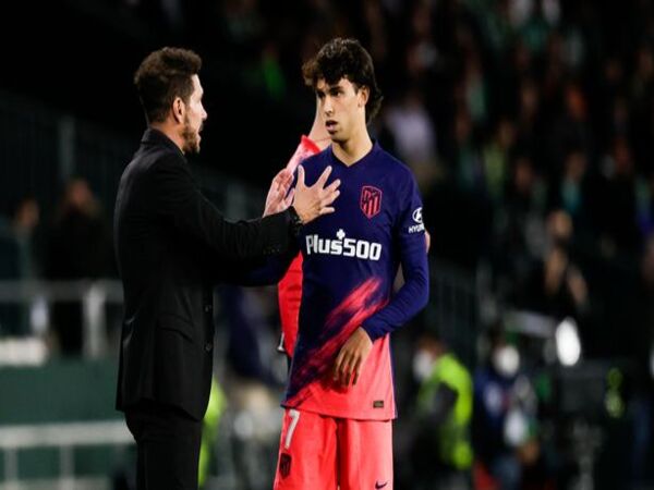 Diego Simeone berharap Joao Felix bertahan di Atletico Madrid, di tengah rumor ketertarikan PSG dan MU kepada penyerang asal Portugal tersebut / via Getty Images