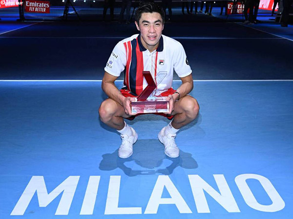 Brandon Nakashima naik podium juara di Milan
