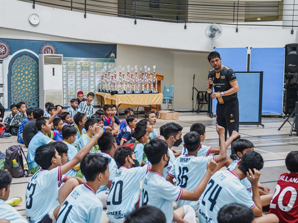 Pelatih Dewa United FC, Nilmaizar saat memberikan coaching clinic