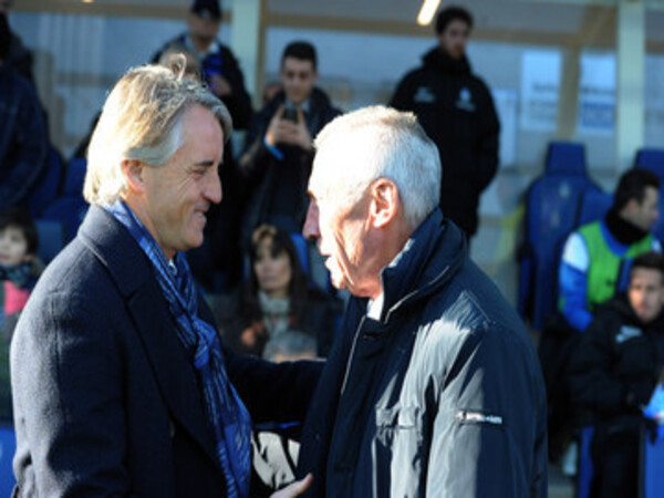 Pelatih Albania yaitu Edoardo Reja (kanan), masih mendukung Roberto Mancini meski Italia gagal lolos ke Piala Dunia 2022 Qatar / via Getty Images