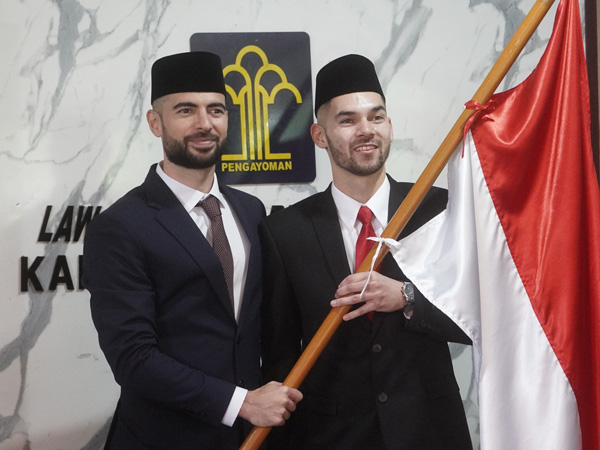 Jordi Amat dan Sandy Walsh setelah disumpah sebagai WNI