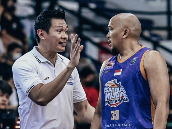 Pelatih Satria Muda Pertamina Jakarta, Youbel Sondakh. (Images: IBL)