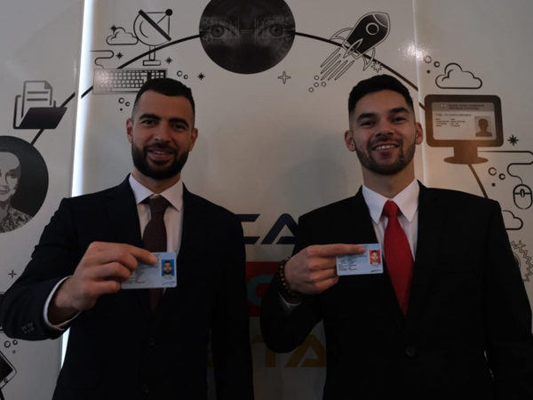 Jordi Amat dan Sandy Walsh menunjukkan KTP-nya