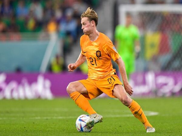 Frenkie De Jong mengaku Timnas Belanda main buruk meski sukses mengalahkan Senegal 2-0 di partai perdana Grup A Piala Dunia 2022 Qatar (22/11) / via Getty Images