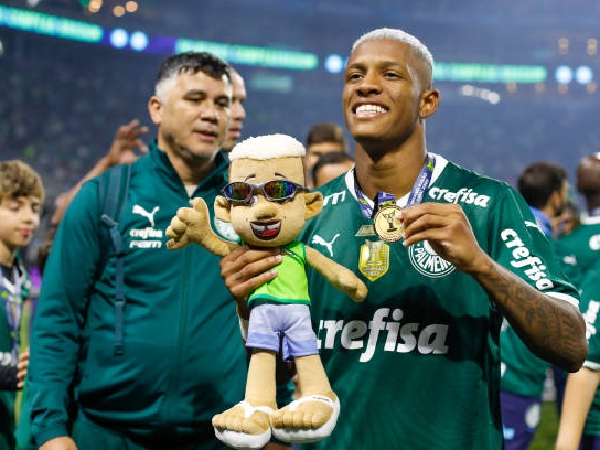 Danilo masuk dalam daftar pemain incaran Arsenal