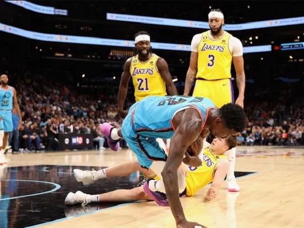 Momen ketika Patrick Beverley mendorong Joel Embiid. (Images: Getty)