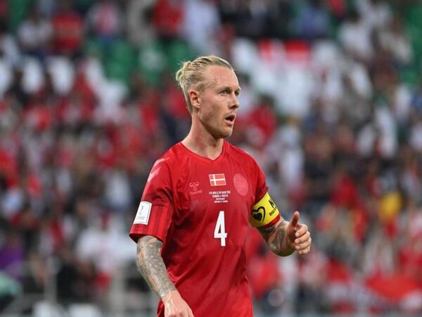 Simon Kjaer marah dengan keputusan FIFA yang melarang penggunaan ban kapten pelangi di Piala Dunia 2022 Qatar / via AFP