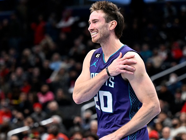 Istri Gordon Hayward kecam aksi tidak adil manajemen Charlotte Hornets.
