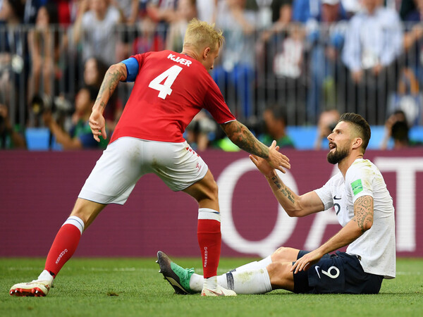 Simon Kjaer mengakui kualitas Olivier Giroud sebagai striker kelas dunia, jelang bentrokan antara Denmark vs Prancis di Piala Dunia 2022 hari ini (26/11) / via AFP