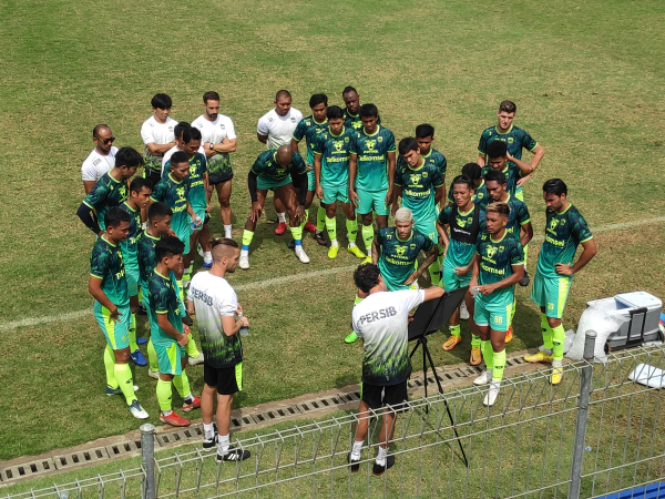 Pelatih Persib, Luis Milla ketika memimpin latihan