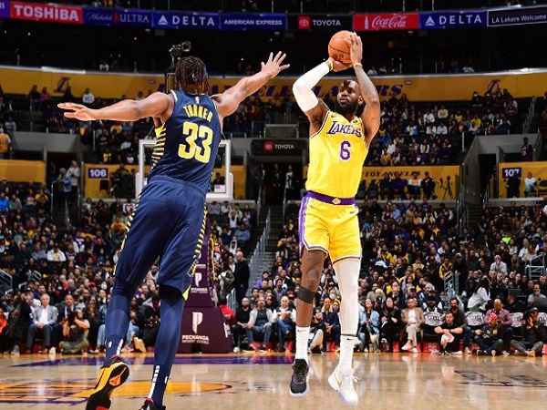 LeBron James saat melawan Indiana Pacers.