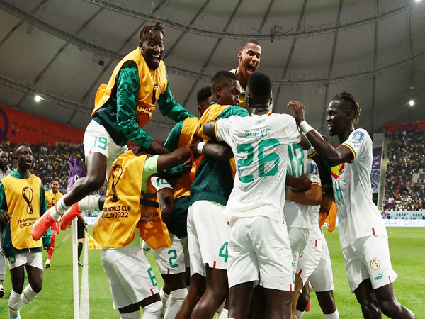 Para pemain Senegal bersuka cita usai memastikan diri lolos ke babak 16 besar Piala Dunia 2022 Qatar / via Reuters