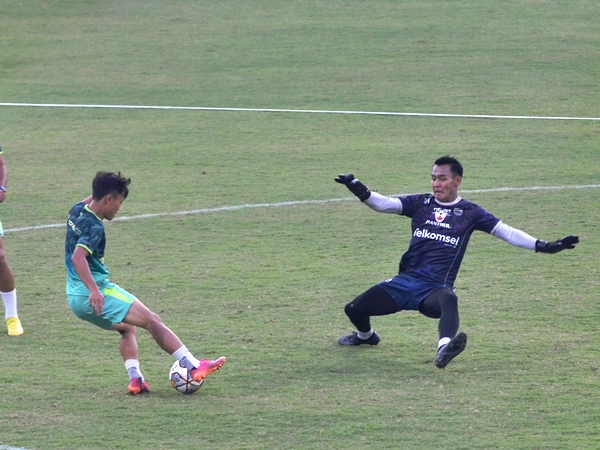 Kiper Persib, Reky Rahayu ketika berusaha menutup ruang tembak Arsan Makarin di sesi latihan