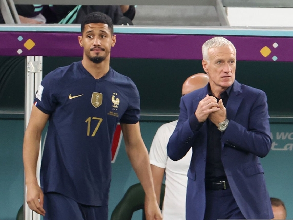 William Saliba bersama manajer tim nasional Prancis, Didier Deschamps