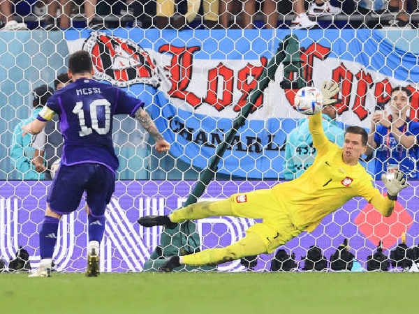 Wojciech Szczesny menggagalkan penalti Lionel Messi