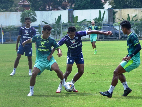 Pemain Persib saat game internal