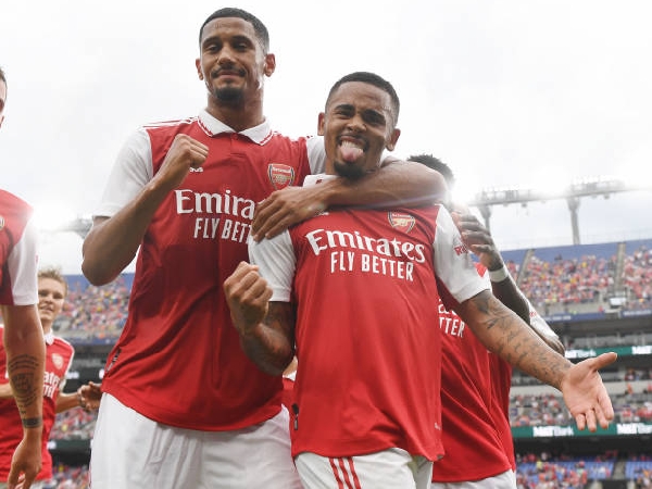 William Saliba dan Gabriel Jesus dalam seragam Arsenal