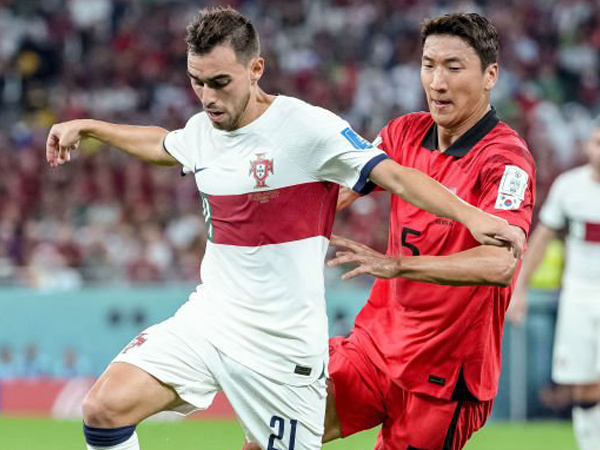 Duel pemain timnas Portugal dan timnas Korea Selatan.