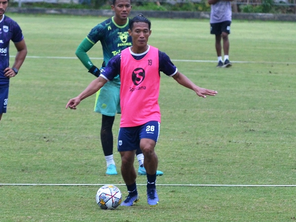 Bek kanan Persib, Henhen Herdiana