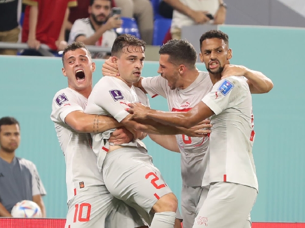 Djibril Sow (kanan) bermain bersama gelandang Arsenal Granit Xhaka (kiri) di tim nasional Swiss