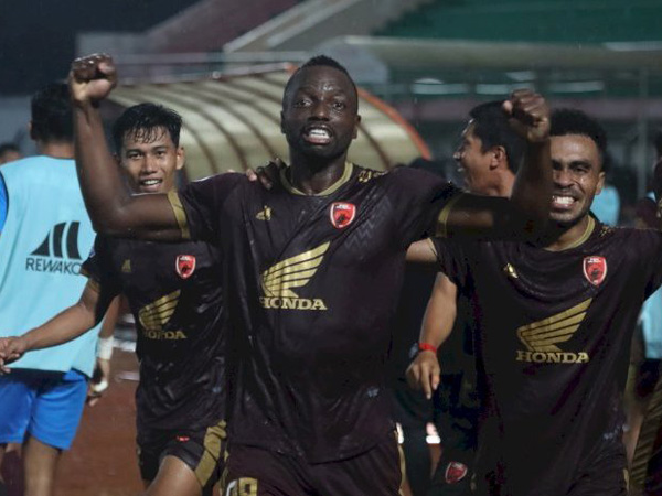 Penyerang PSM Makassar, Donald Bissa merayakan gol ke gawang Persikabo 1973