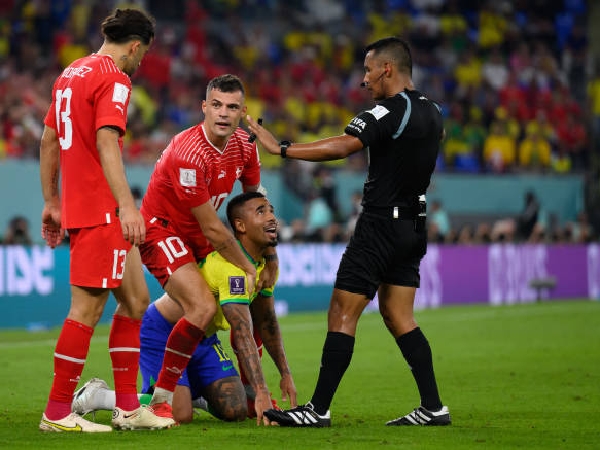 Granit Xhaka memberikan dukungan kepada Gabriel Jesus