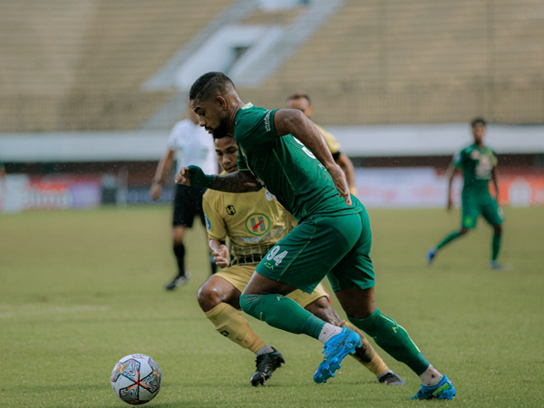 Penyerang Persebaya Surabaya, Silvio Junior mencoba melewati hadangan pemain Barito Putera