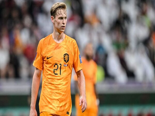 Barcelona lewat Direktur Olahraga mereka mengatakan jika klub sekarang sudah tak berminat untuk melepas Frenkie de Jong / via Reuters